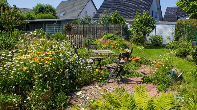 Transform Your Backyard into a Cozy Reading Retreat